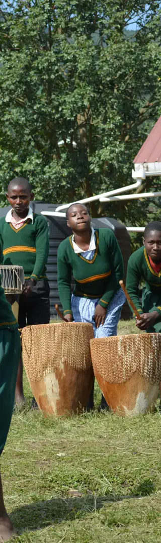 Tanzende und musizierende Kinder
